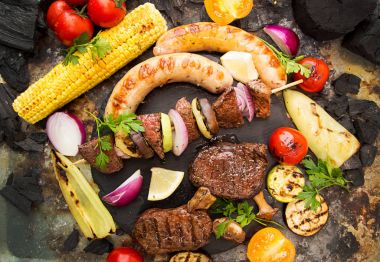 Sebze ile çeşitli lezzetli Izgara Barbekü et. Sığır eti gr