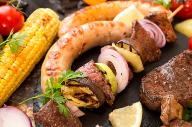 Sebze ile çeşitli lezzetli Izgara Barbekü et. Sığır eti gr