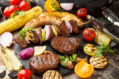 Sebze ile çeşitli lezzetli Izgara Barbekü et. Sığır eti gr