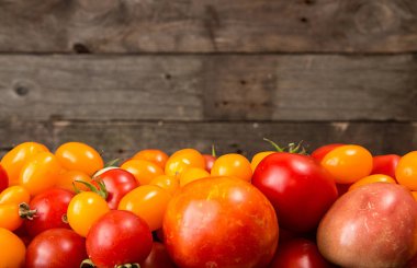 Çeşitli farklı renk organik homegrown domates eski w karşı