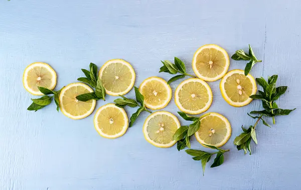 Flat lay still life with mint and lemon on blue background. Pop — Stock Photo, Image