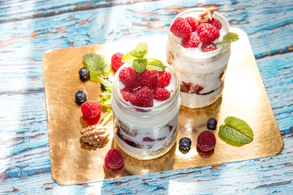 Café da manhã saudável - sobremesa com iogurte, granola, out flakes, j — Fotografia de Stock