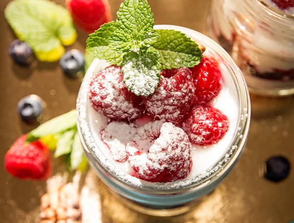 Café da manhã saudável - sobremesa com iogurte, granola, out flakes, j — Fotografia de Stock