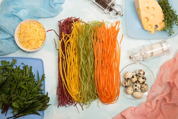 Zutaten für die Zubereitung von Abendessen. über Kopf von Pasta Tagliatell — Stockfoto
