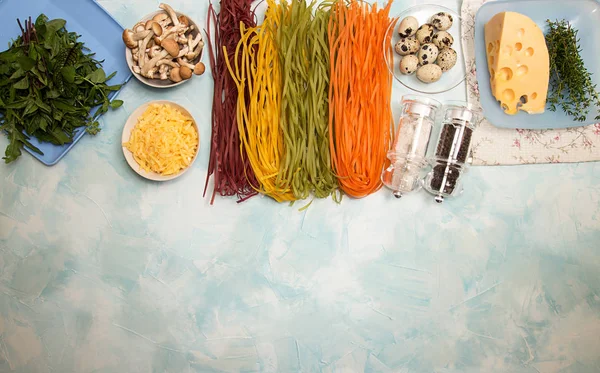 Zutaten für die Zubereitung von Abendessen. über Kopf von Pasta Tagliatel — Stockfoto