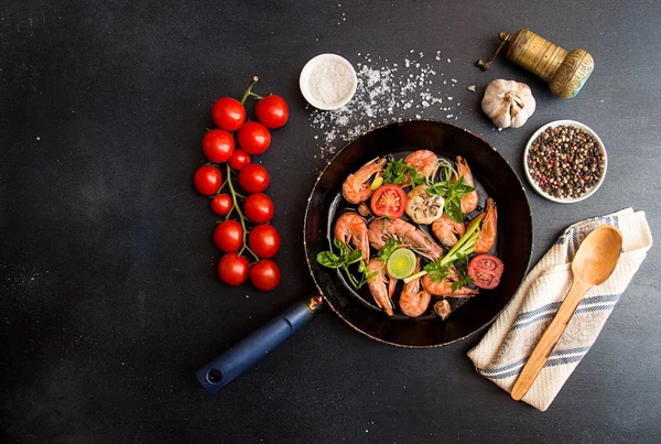 BBQ grillezett garnélarák a sült pan szolgáló és cherry paradicsom, bas — Stock Fotó