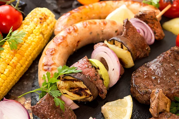 Sebze ile çeşitli lezzetli Izgara Barbekü et. Sığır eti gr