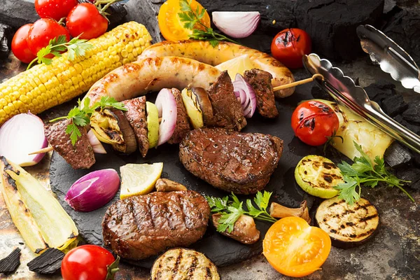 Sebze ile çeşitli lezzetli Izgara Barbekü et. Sığır eti gr