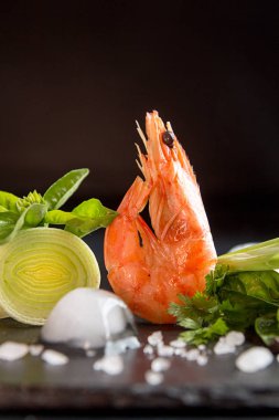 Karides karides garson pırasa, fesleğen, buz ile siyah backgro karşı