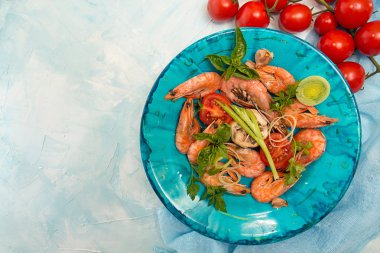 Barbekü ızgara karides wi hizmet veren mavi zemin üzerine mavi plaka üzerinde