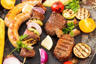 Sebze ile çeşitli lezzetli Izgara Barbekü et. Sığır eti gr