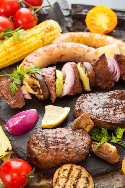 Sebze ile çeşitli lezzetli Izgara Barbekü et. Sığır eti gr