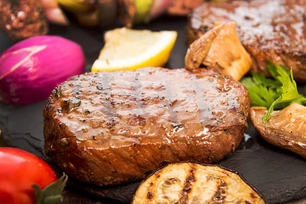 Sebze ile çeşitli lezzetli Izgara Barbekü et. Sığır eti gr