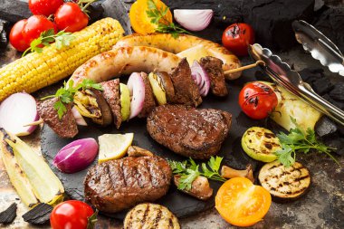 Sebze ile çeşitli lezzetli Izgara Barbekü et. Sığır eti gr