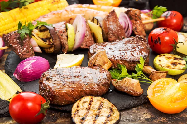 Sebze ile çeşitli lezzetli Izgara Barbekü et. Sığır eti gr