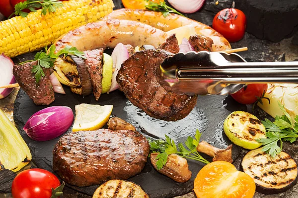 Sebze ile çeşitli lezzetli Izgara Barbekü et. Sığır eti gr