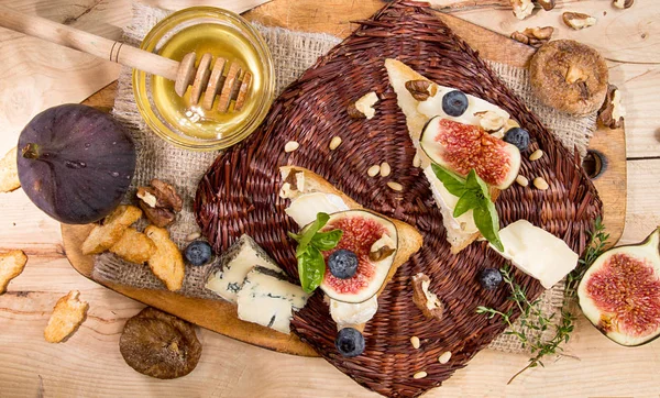 Genel gider, kuru incir, incir, aperatif sandviches brie ile mavi c