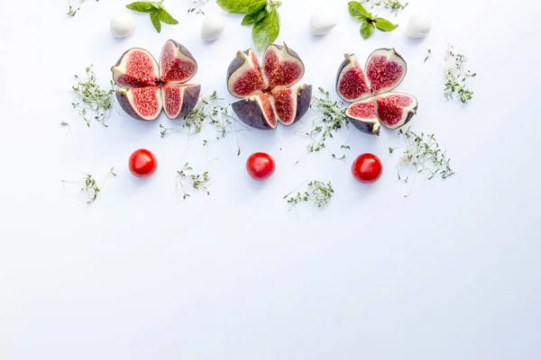 Soffitto di composizione alimentare con fichi, pomodorini ciliegia, mozzare — Foto Stock