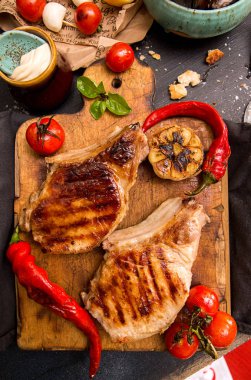 Yemek Masası yükü. Lezzetli Izgara Barbekü domuz eti o
