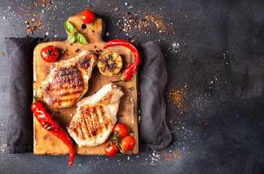 Yemek Masası yükü. Lezzetli Izgara Barbekü domuz eti o