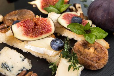 Genel gider, kuru incir, incir, aperatif sandviches brie ile mavi c