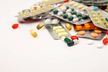 Yığın tıp Tablet ve hapları kabarcıklar farklı renklerde 