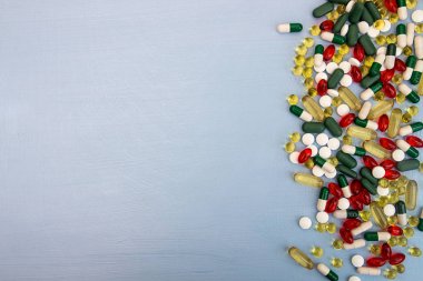 Kapsülleri vitamin A ve E. sarı capsuls cam kase içinde bir