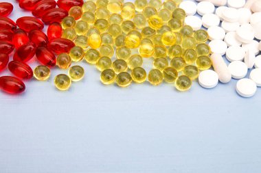 Kapsülleri vitamin A ve E. sarı capsuls cam kase içinde bir