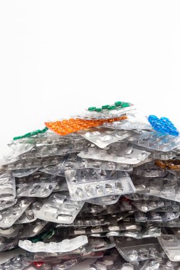 Kapsülleri vitamin A ve E. sarı capsuls cam kase içinde bir