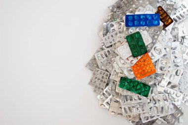 Kapsülleri vitamin A ve E. sarı capsuls cam kase içinde bir