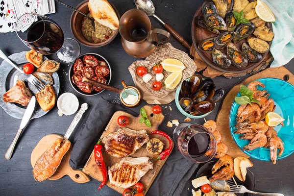 Yemek Masası yükü. Lezzetli Izgara Barbekü bana karışık