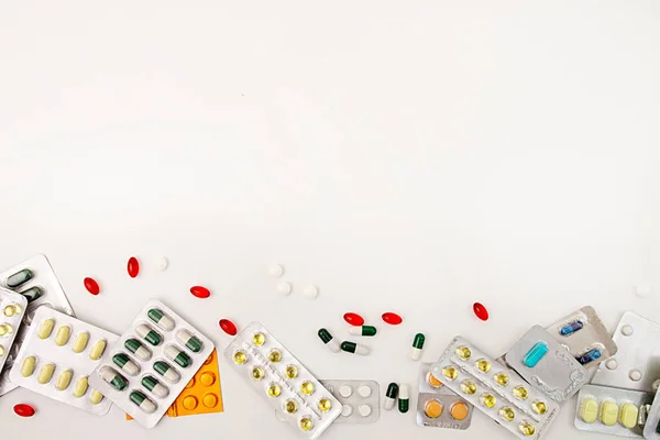 Montón de tabletas y pastillas de medicamentos en blisters de diferentes colores — Foto de Stock