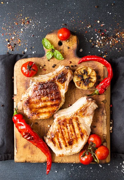 Yemek Masası yükü. Lezzetli Izgara Barbekü domuz eti o