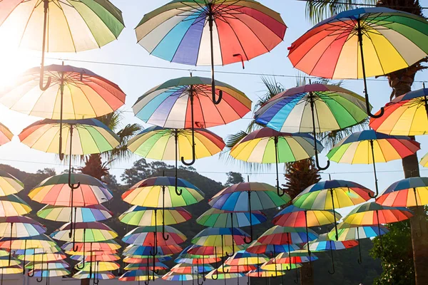 다채로운 우산 배경입니다. Sk에서 다 색된 우산 — 스톡 사진