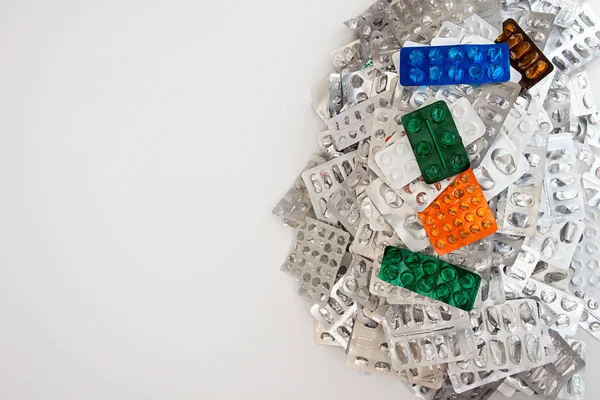 Kapsülleri vitamin A ve E. sarı capsuls cam kase içinde bir