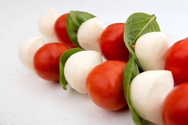 Caprese med mozzarella, tomat cherry och basilika, tradition medite — Stockfoto