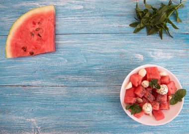 Yaz tatlı karpuz, mozzarella, chia dilimleri ile 