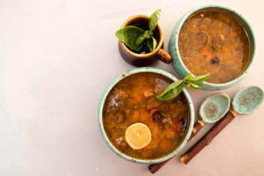 Solyanka et, füme et, sosis, turşu salatalık çorbası