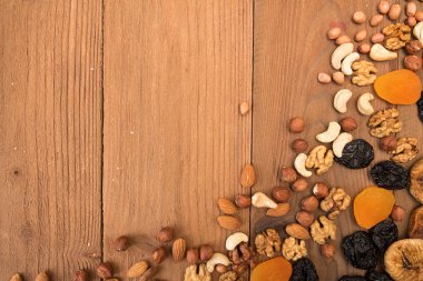 Kurutulmuş meyve ve fındık gıda çerçeve arka plan: kuru erik, aprico