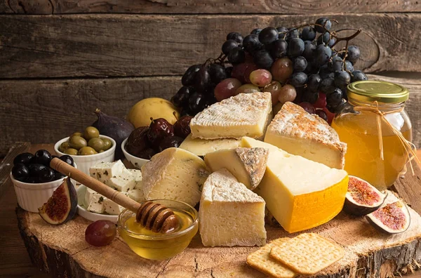 Küflü peynir, turşu Erik mı canım bloklarla Gıda kompozisyonu