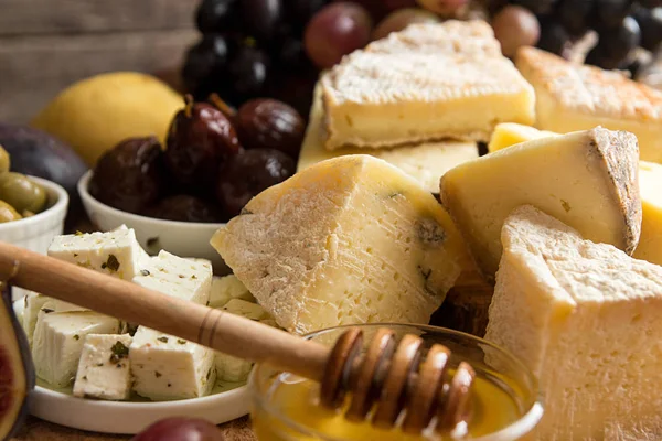 Küflü peynir blok, bal, turşu ptunes ve üzüm