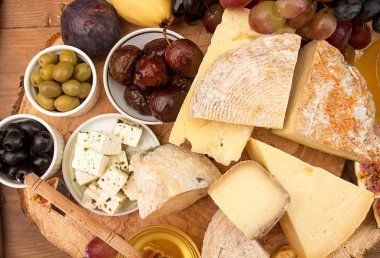 Genel gider gıda kompozisyon ile bloklar küflü peynir, turşu