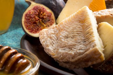 Küflü peynir, bal, incir parça ile Gıda kompozisyonu