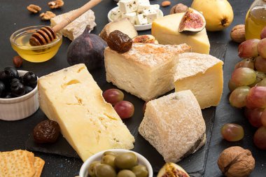 Küflü peynir, turşu Erik mı canım bloklarla Gıda kompozisyonu