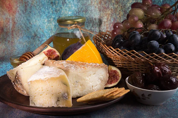 Composición de alimentos con bloques de queso mohoso, ciruelas en escabeche, gra — Foto de Stock