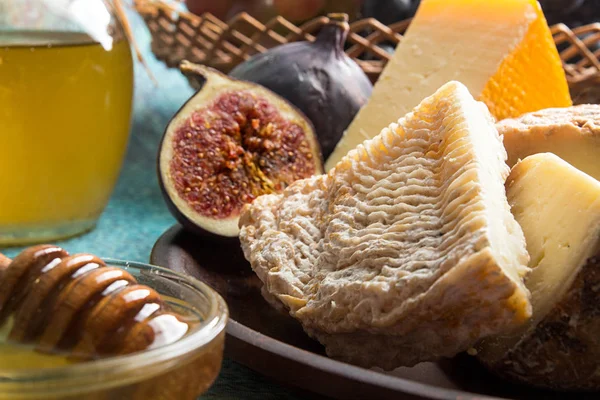Composición de los alimentos con trozo de queso mohoso, miel, higos — Foto de Stock