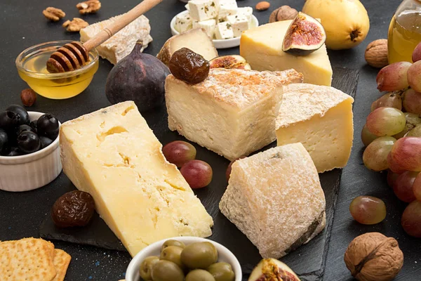 Küflü peynir, turşu Erik mı canım bloklarla Gıda kompozisyonu