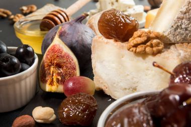 Gıda kompozisyon peynir, üzüm, tarihler, zeytin, wa parça ile