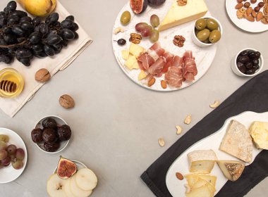 Gıda kompozisyon peynir platewith peyniri, Kuru etler, çeşitli fru