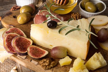 Peynir tabağı adet küflü peynir, jambon, turşu eriği